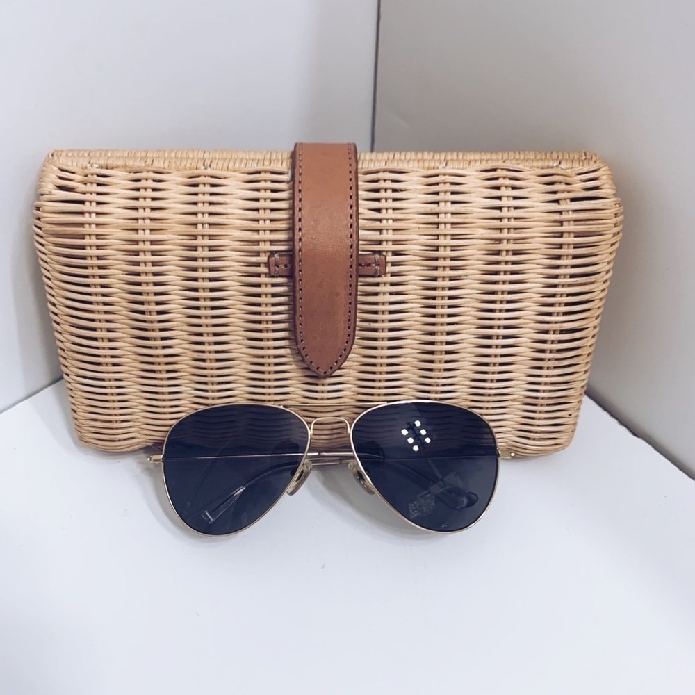 Woman Elegant Aviator Sunglasses - Picture 3 of 3